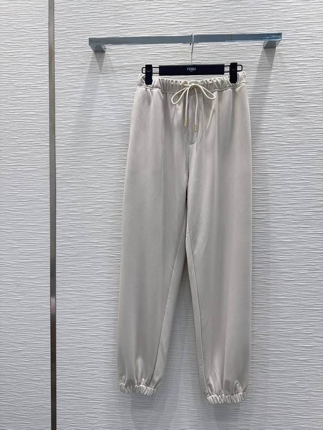 Fend* 2025Fw新款休闲长裤 两色都很优秀 不挑剔身形要求 上身特别赞！搭配的风格也很通吃 精致高级定制 富有肌理感的面料质感超赞 复古优雅 上身酷帅减