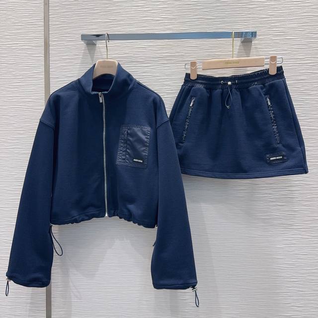 Miu Mi*2025Fw新款套装 可A可飒的风格，日常通勤穿什么的都是很Ok的，层次感更加丰富，满满小细节太加分了。包容各种身材都不在话下Sml S外套 肩宽