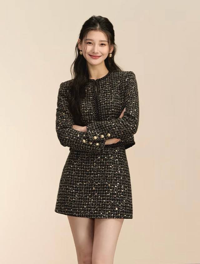 外套 、半裙 Chane*新款 高端定制金银丝线亮片编织粗纺面料、财阀千金大小姐气质名媛小香风两件套装！麻花包边短款圆领外套上衣高腰显瘦A字短裙半身裙！黑金色，