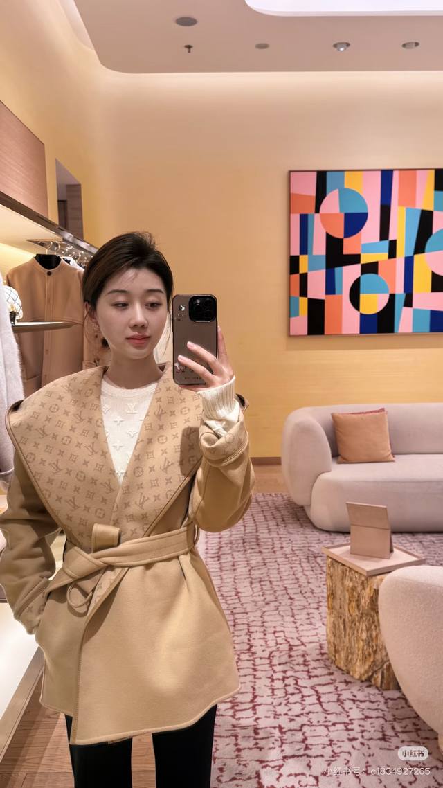 Louis*驴家Lv新款独家定制非市面上薄面料、精选厚面料版型上身挺括有型！万年经典款老花Logo印花搭配腰带收腰显瘦大翻领连帽外套短款毛呢大衣！卡其色， M码