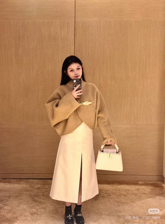 Louis*驴家Lv新款定制泰迪绒面料、字母Logo锁扣金属配件皮革门襟装饰、时尚百搭蝙蝠袖披肩外套！黑色、咖色、 M码：胸围宽松，连肩袖长78，衣长53