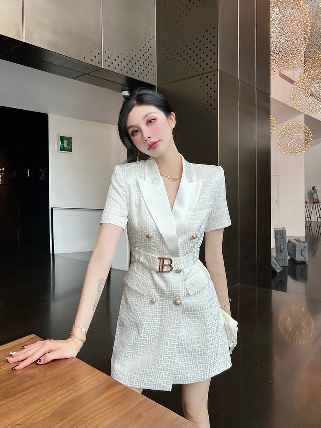 Balmai*N新款 高端精品定制进口醋酸面料手感丝滑舒适！字母组合迷宫提花狮子头双排扣B字头腰带束腰显瘦短袖西装连衣裙！黑色、米白色、 S码：胸围88，腰围7