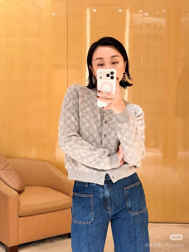 Louis*驴家Lv新款 高端定制100%羊毛纱线面料、满身老花字母Logo提花系扣门襟圆领短款长袖针织开衫上衣！杏色、灰色、 M码：肩宽36，胸围94，袖长6