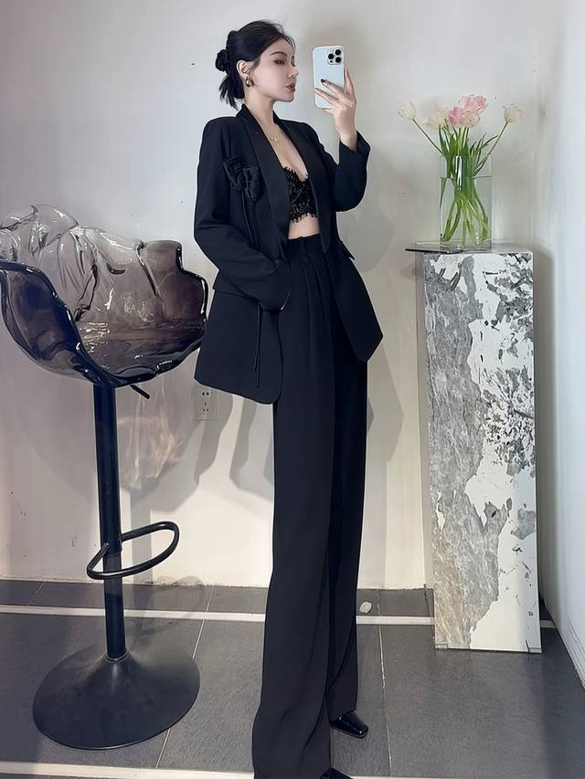 Valentin*华伦家定制高版本质量两支花朵立体装饰高级感光感丝滑醋酸领子拼接无扣门襟时尚百搭宽松版西装外套！黑色， M码：肩宽38有垫肩，胸围96～100，