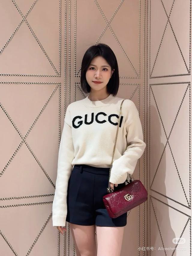 Gucc*新款 G家高端定制100%羊毛纱线面料、胸前大Logo字母提花时尚百搭短款套头长袖针织衫上衣！米白色、黑色、 M码：肩宽46，胸围96，袖长54，衣长