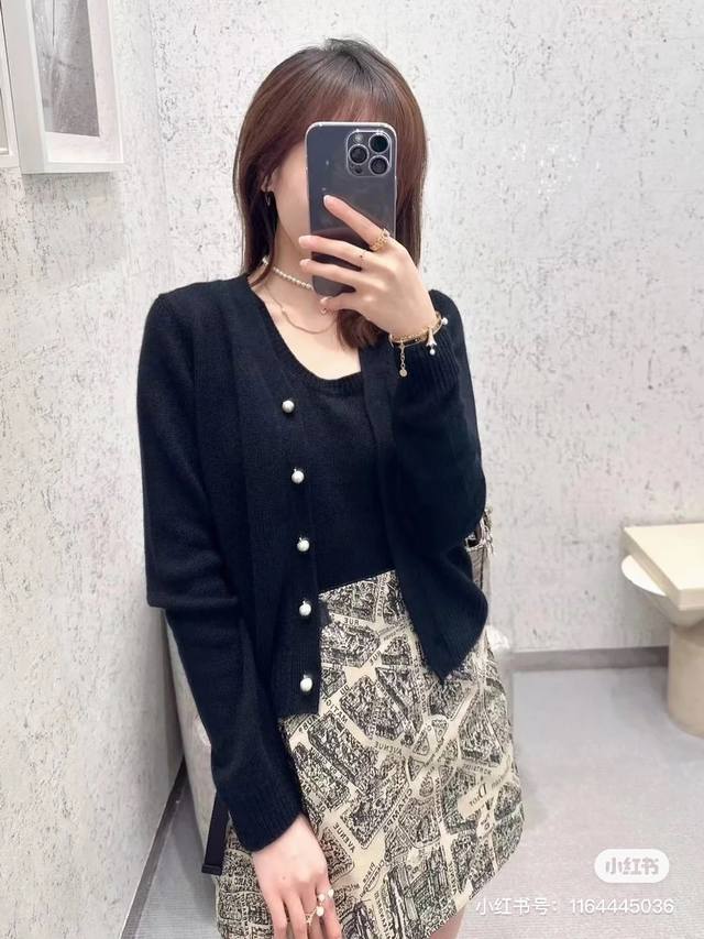 Dio*新款高端定制100%羊绒面料软糯亲肤、气质简约纯色系扣V领长袖针织开衫上衣、后背经典Cd蜜蜂刺绣装饰！黑色、灰色、36.38.40 38码：肩宽40，胸