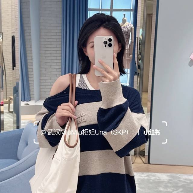 Miumi*缪家新款高端定制100%羊绒纱线面料柔软舒适!胸前Logo标志撞色条纹短款套头长袖针织衫毛衣!红色,藏蓝色,36-38-40 38码:肩宽46,胸围 Miumi*缪家新款高端定制100%羊绒纱线面料柔软舒适!胸前Logo标志撞色条纹短款套头长袖针织衫毛衣!红色,藏蓝色,36-38-40 38码:肩宽46,胸围