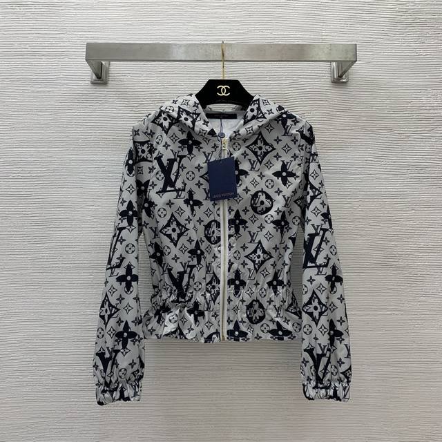 Louis*驴家Lv新款 满身老花字母Logo印花宽松显瘦收摆连帽拉链外套 防晒衣！ S码：胸围98，袖长57，衣长51