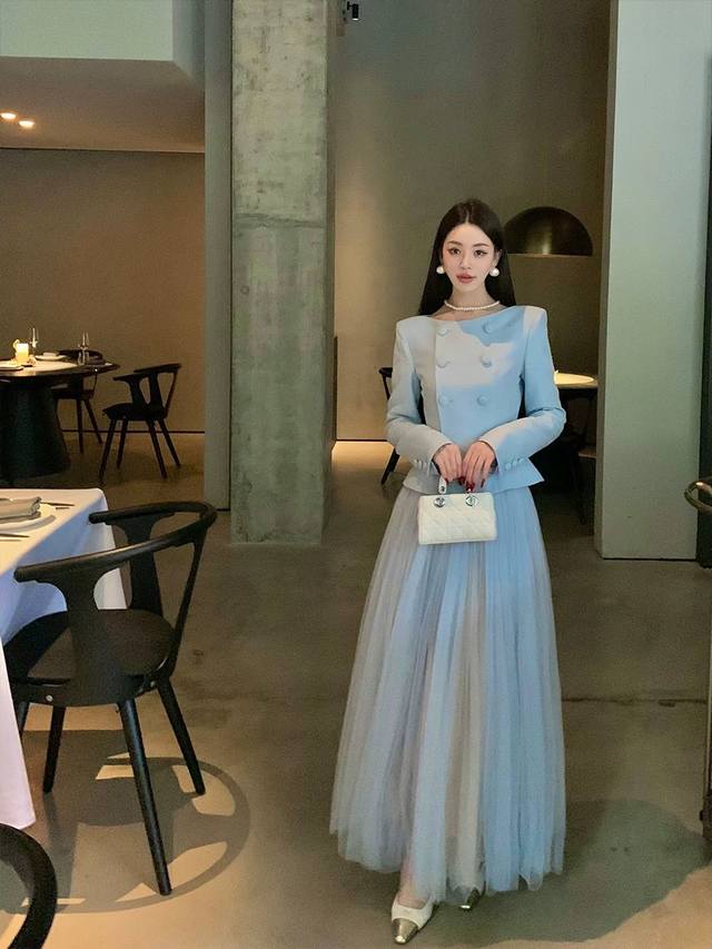 Dio*新款高端定制气质通勤职业套装！双排扣圆领短款西装上衣前中压褶设计高腰显瘦中长款半身裙！蓝色， S码：肩宽36有垫肩，胸围84，袖长55，衣长53；腰围6