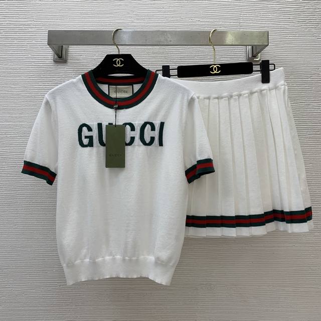 Gucc*新款红绿撞色边拼接减龄时尚针织套装！胸前字母Logo修身弹力套头短袖针织衫上衣高腰压褶百褶半身裙短裙！白色， S码：肩宽39，胸围84，袖长21，衣长