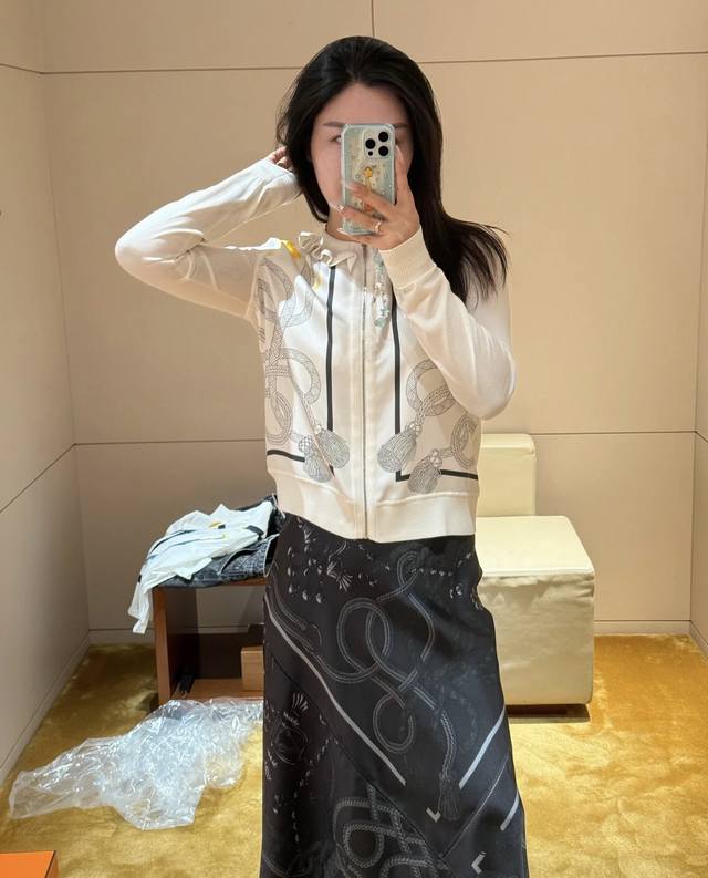 Hermè*新款 高端定制Ab面料前片19姆米100%真丝斜纹绸拼接后片羊毛混纺针织面料、麻绳图案印花木耳边拼接立领长袖拉链开衫小外套上衣！绿色、杏色、黑色，