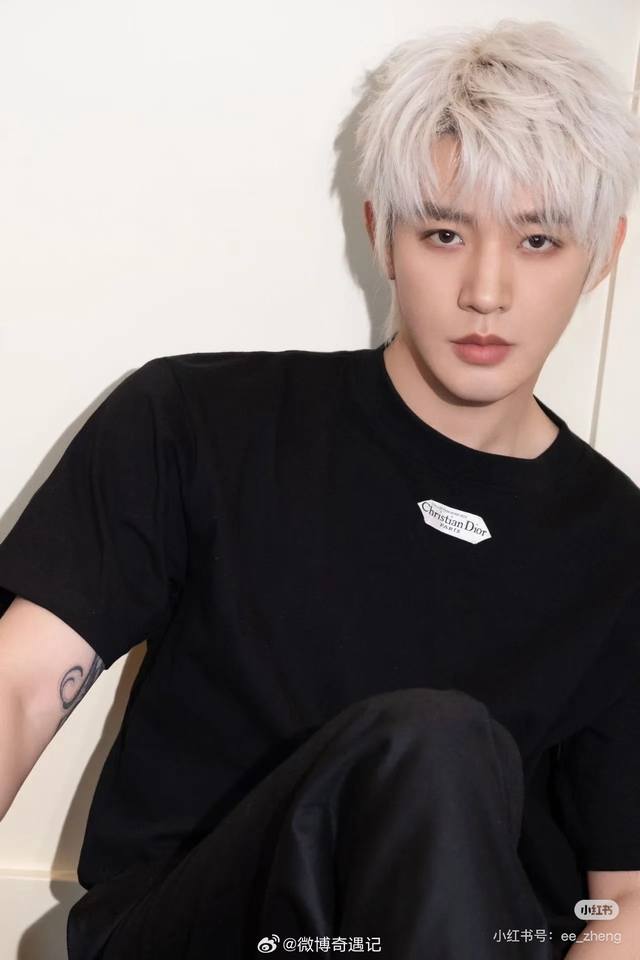 男女同款Dio*26早春新款 高端定制精品质量！胸前小布标Logo装饰休闲百搭宽松显瘦圆领短袖T恤上衣！白色、黑色、--- S码：肩宽55，胸围110，袖长19