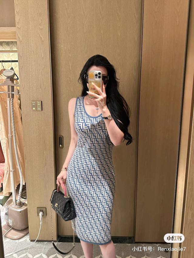 Fend*新款 通体老花双Ff字母针织面料、高弹力修身显瘦针织裙无袖背心连衣裙！蓝色、黑色、咖色、 M码：胸围82，裙长115