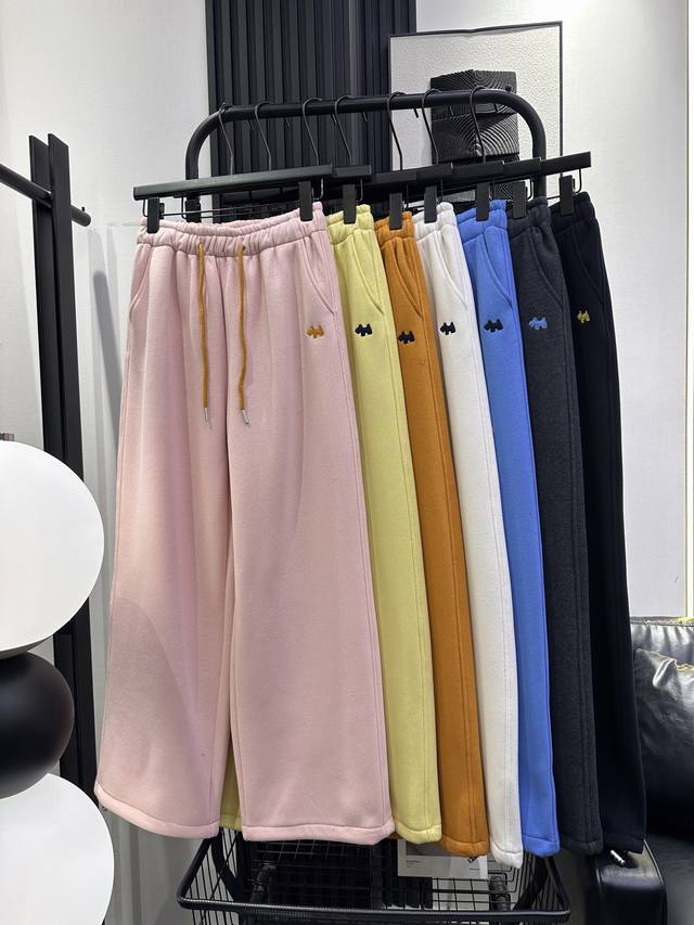 Qoy-新款 木马刺绣阔腿加绒卫裤 裤脚带抽绳可两穿 微宽松版型 上身藏肉显瘦 百搭时尚 七色 Smlxl