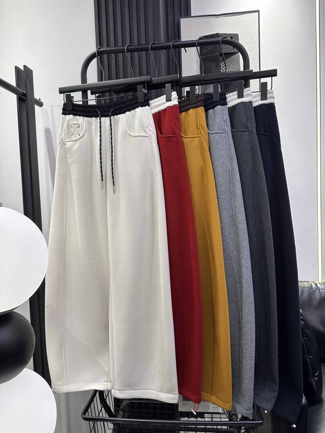 Mm6-爆款延续右小袋刺绣加绒弯刀裤 面料柔软舒适 松紧腰头 后口袋做了简单刺绣Logo 大牌高级感满满 百搭不挑人 六色 Smlxl