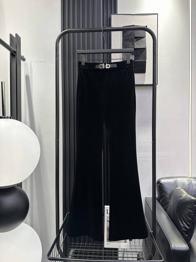 Alo-爆款丝绒加绒微喇裤 版型上身决绝子 巨显瘦 极简百搭 厚实保暖又不臃肿 单色 Smlxl