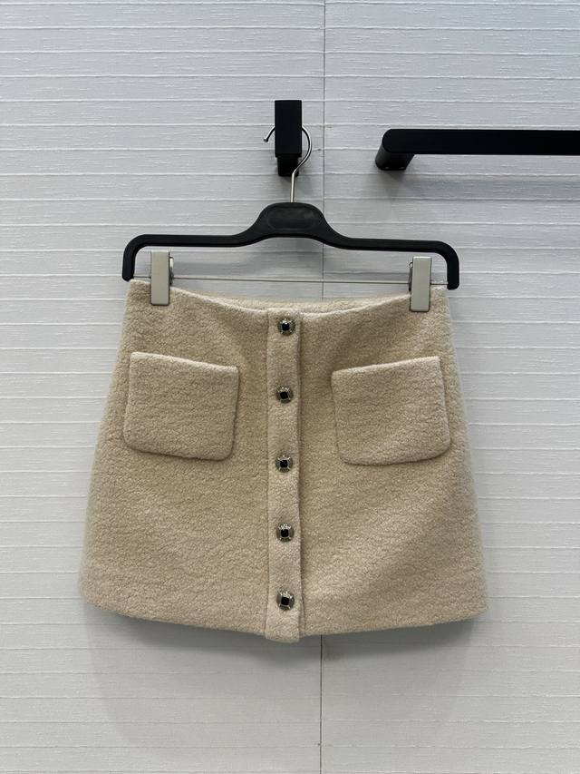 独家首发Chane*25N新品！双口袋毛呢小短裙，单排扣A字版型上身高挑又显瘦，复古精致纽扣点缀。融合了法式优雅与轻奢休闲感百搭不挑人，山茶花提花里衬，100%