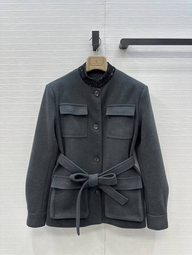 强烈推荐 Bc 静奢主义马术风灰色外套，珠片绣立领设计，收腰系带设计让柔美在硬朗中升华，通勤穿搭轻松驾驭！随性搭配演绎不同风格，做工品质看细节一色三码。S码，肩