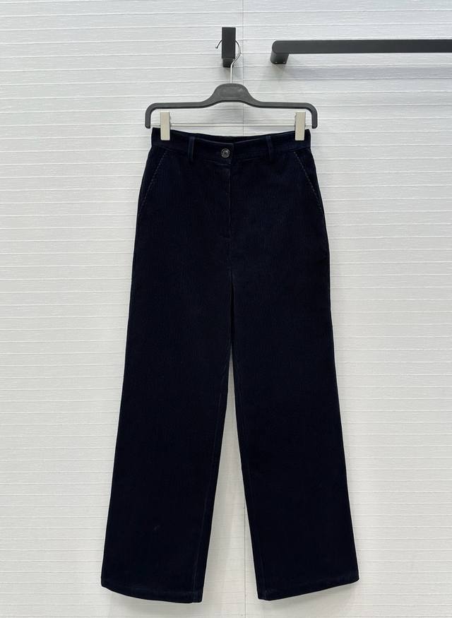 独家首发 原单品质！Miu系少女知识分子时髦穿搭！贴绣字母灯芯绒时髦直筒裤！极简主义设计慵懒随性的高级单品。经典中高腰直筒裤型！梨形身材的穿搭天菜！强烈推荐自留