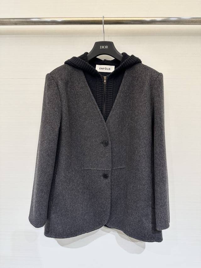 Enfold 25秋冬新款 两件套针织连帽羊绒外套，5羊绒混纺面料，保暖又柔软，内里撞色两件套设计不单调，高级大气简约大方，连帽设计实用又时髦，面料细腻，圈型饱