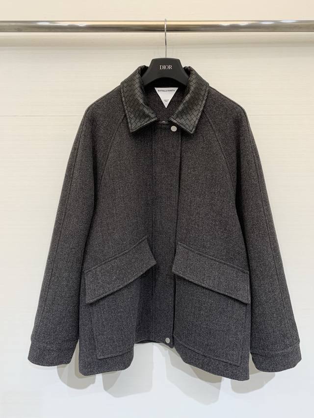 Bv 25秋冬新款 编织皮领羊毛呢夹克外套 选用高品质羊毛，内里填充100%棉，触感柔软保暖，宽松廓形＋大口袋，实用又有型，秋冬穿超合适，翻领设计增添层次感，随