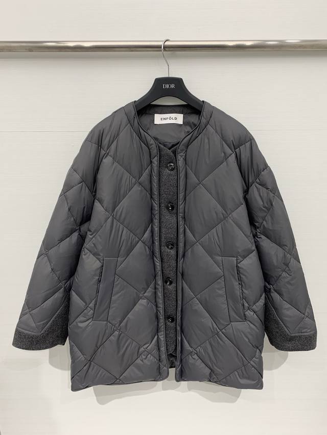 Enfold 25秋冬新款 灰杏色菱格轻薄羽绒服，采用经典棒球领设计，简约休闲风满分！填充高品质羽绒，保暖力在线，外层菱格绗缝不易脱绒，轻盈不臃肿，秋冬通勤或休