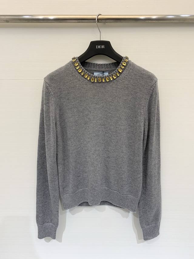 Rada 26早春新款 水钻圆领针织长袖 背后三角标Logo修饰点缀 系列款出货 上身高级氛围感 碼