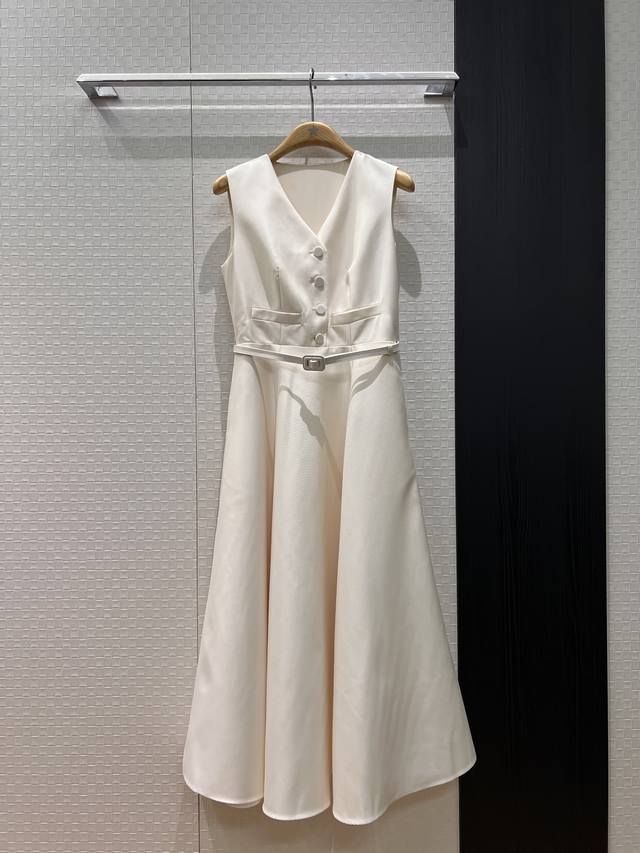 新款冲冲26早春度假系列 法式V领无袖背心连衣裙 丝毛长裙 胸前包扣假口袋设计 配送腰带装饰 两侧有口袋 名媛气质 优雅通勤 黑色白色红色 S-Xl