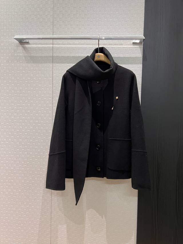 新款Lp披肩围巾设计圆领羊毛呢外套 围巾可拆卸 两穿设计 配送胸针装饰 简约休闲 宽松百搭减龄必备 黑色杏色 Sml