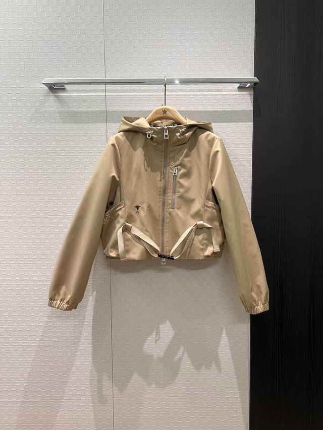 新款推荐雾霾蓝老花连帽风衣 宽松可系腰带调节外套 Cd小蜜蜂刺绣帽子不可拆卸 两侧抽绳口袋装饰 背后经典Logo织带装饰 时尚休闲 减龄必备 卡其深蓝提花蓝Sm