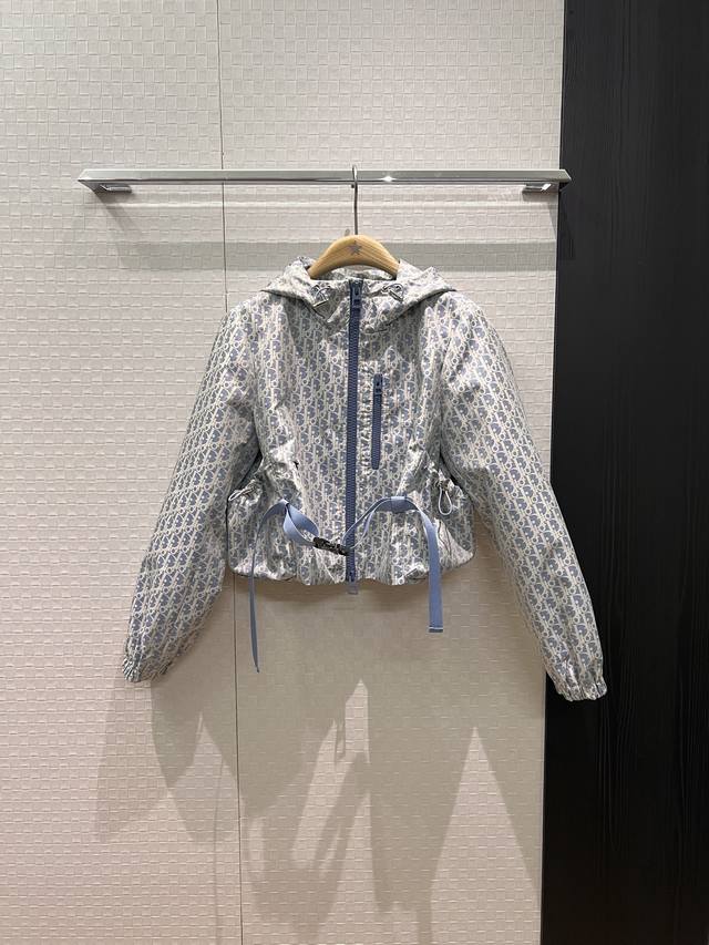 新款推荐雾霾蓝老花连帽风衣 宽松可系腰带调节外套 Cd小蜜蜂刺绣帽子不可拆卸 两侧抽绳口袋装饰 背后经典Logo织带装饰 时尚休闲 减龄必备 卡其深蓝提花蓝Sm