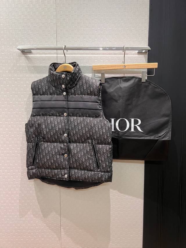 新款25阿尔卑斯滑雪系列老花Logo提花立领羽绒马甲背心外套 宽松版型 下摆前短后长 休闲百搭 时尚减龄 90羽绒10羽毛配送防尘袋 Sml