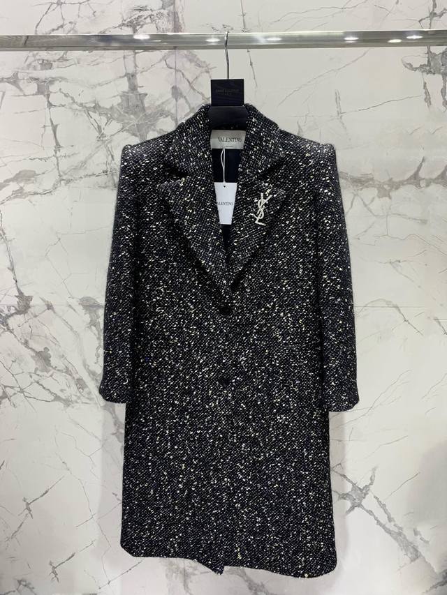 华伦天奴高定系列 走秀系列 定制进口面料 纯羊毛鱼鳞状肌理感加银丝金丝面料 宽松款大衣 搭配迷你半裙 老钱轻奢风，高级定制系列 高级优雅时尚 流光雅致～必入款