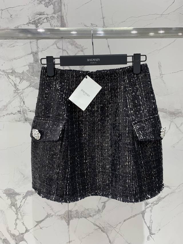 巴尔家年新款重工绣珠片夹克 1:1大货开发面料 定制面料 立体珠片 暗格纹纹理 高级时尚 订制肩棉凸显气质版型 高级时尚一套必入 搭配高腰半裙 码数Sml 西服