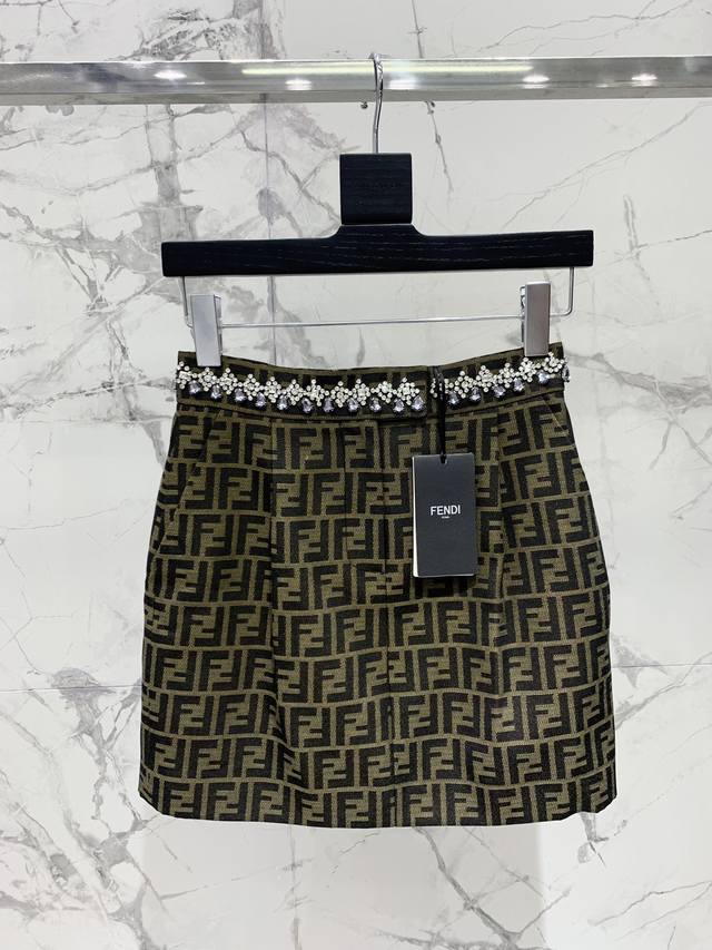 芬家老花手工钉珠套装 原版定制 预售Ing 这款套装真是美得让人窒息，仿佛璀璨星辰落人间，让人无法抗拒它的魅力！ 芬家老花的设计本身就是经典中的经典，再加上手工