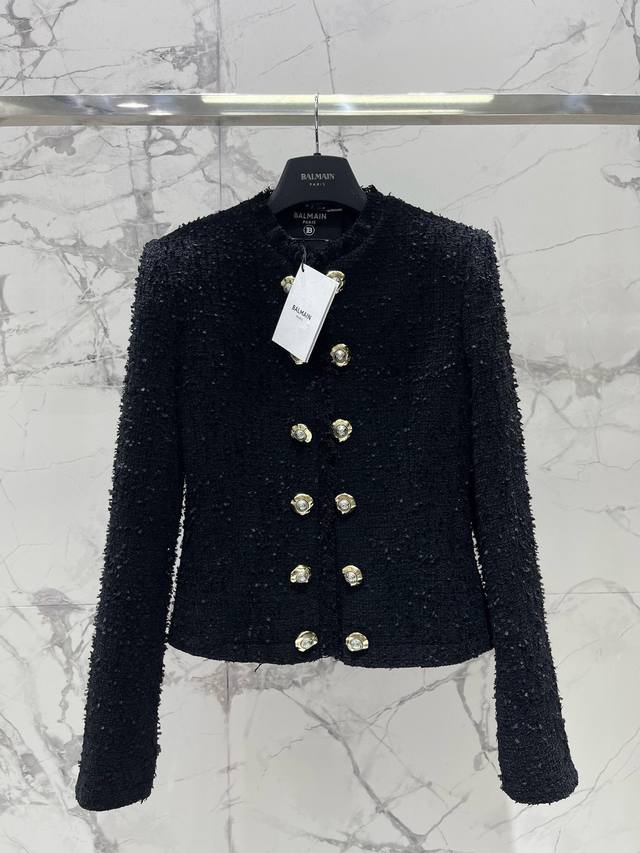 巴尔曼黑色双排扣毛边粗毛呢短款外套 粗毛呢质感厚实又高级，毛边设计超有层次感，完全不会显得死板～双排扣设计自带法式优雅，短款剪裁对小个子超友好，拉高腰线显腿长！