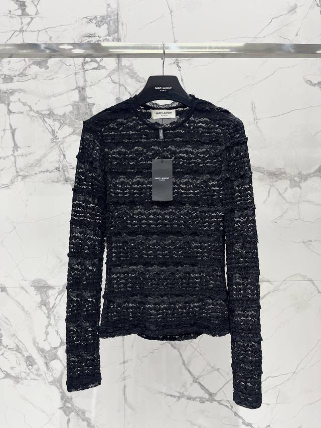 圣家蕾丝长袖上衣 高品质蕾丝面料： 圣罗兰的蕾丝打底衫可能会选用进口蕾丝面料，如天丝与羊毛的混合面料，以确保穿着的舒适度和保暖性。 蕾丝图案可能包括精致的花纹和