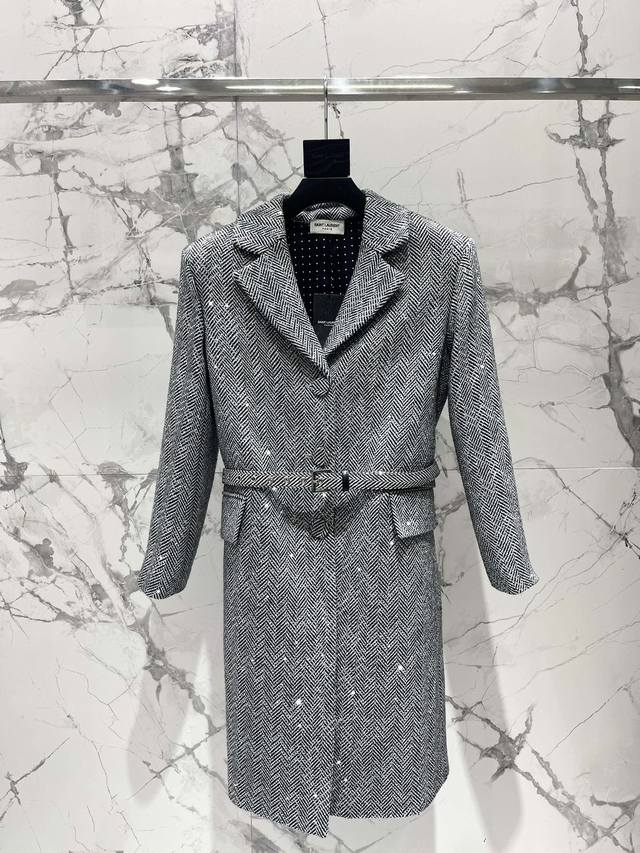 圣家新款系列 束腰单排扣大衣 Yb定制人字纹精仿羊毛 Yb5W 内里斜纹波点粘胶纤维 休闲且精辟的剪裁 创新的高质感面料与经久不衰的设计风格 个性时尚穿搭必选