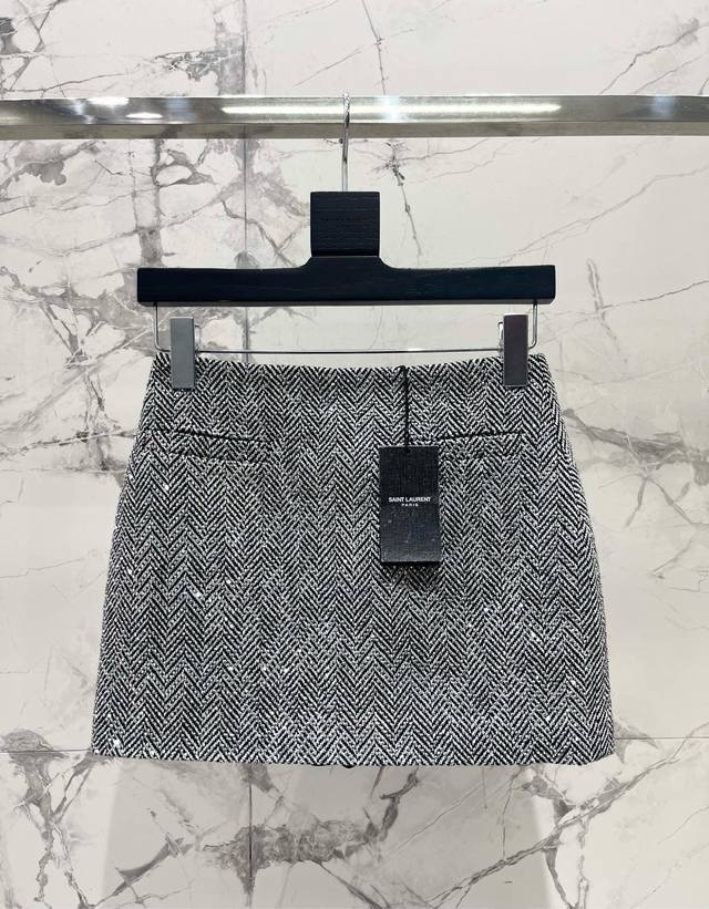 圣家闪闪碎冰冰高腰辣妹人字纹半身裙 这裙子的颜色真的太夏天了！就像是刚从冰箱里拿出来的碎冰，闪着耀眼的光芒，穿在身上瞬间降温10度！ 高腰设计拉长腿部线条，秒变