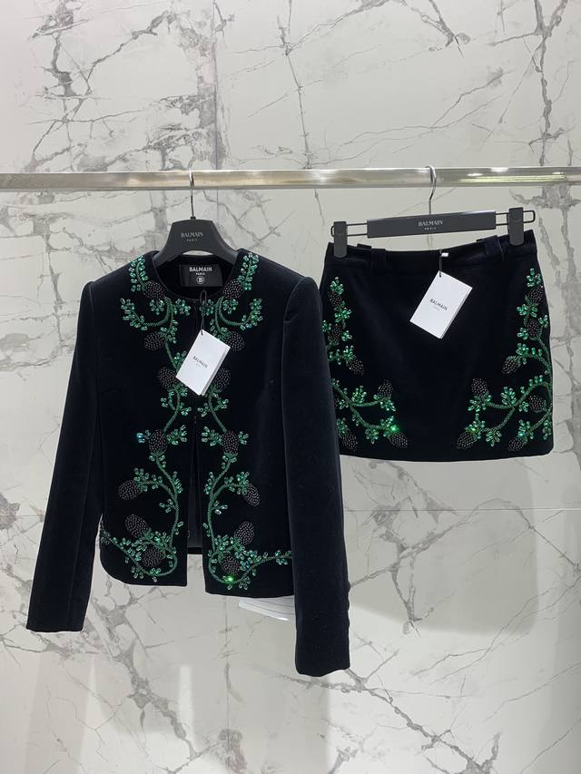 巴尔家重工系列 天鹅绒 纯棉 西服 葡萄主题 全手工系列 华丽轻奢时尚 天鹅绒西服 轮廓高级 高级面料质感 搭配同面料质地葡萄钉珠半裙 优雅高贵迷人 绿藤黑紫葡