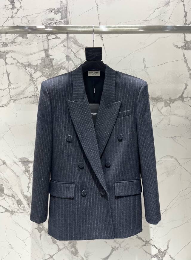 圣家新款宽松大版格雷灰色亮丝西服 摩登复古的翻领设计，搭配双排扣修身剪裁，让你秒变秋日里的摩登女神！ 西服采用宽松的版型设计，无论是肩宽还是腰身，都能轻松驾驭。