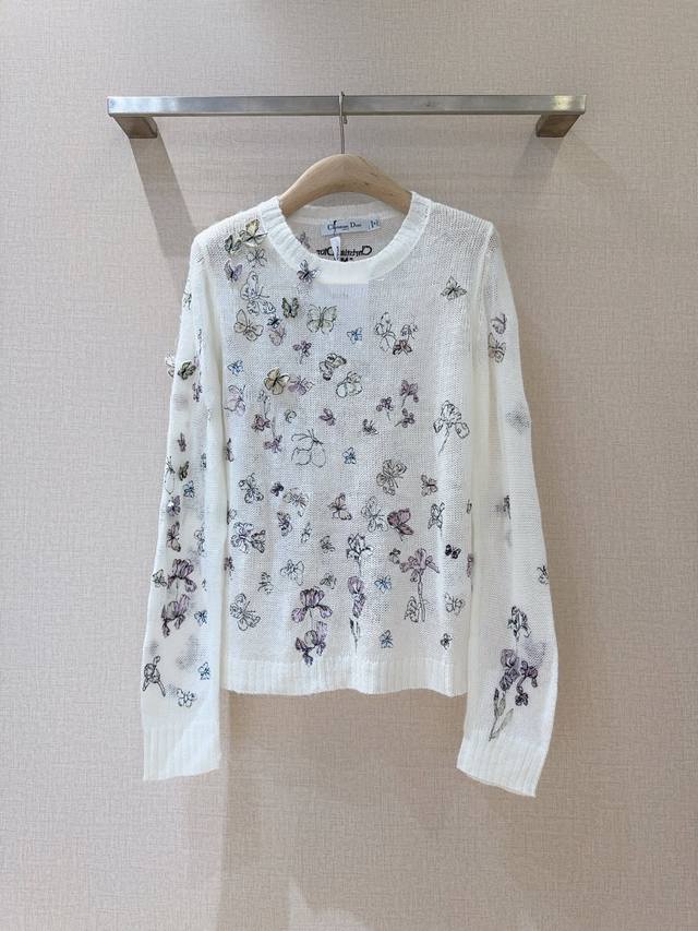 蝴蝶刺绣针织衫新品推荐 26早春Cruise系列蝴蝶刺绣针织衫，三七羊毛、轻薄透气，触感柔软舒适，立体蝴蝶点缀、精致工艺栩栩如生 ，圆领设计，宽松剪裁、日常或约