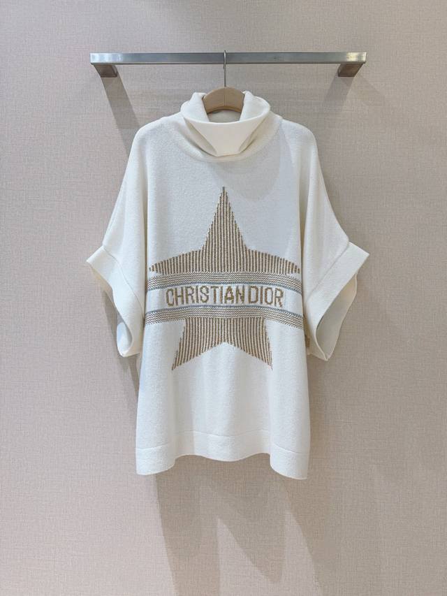 D家秋冬新品 采用高领设计，蝙蝠袖版型，袖口有翻折细节，整体风格休闲且具设计感。针织纹理厚实，宽松版型。 高领设计锁住暖意，蝙蝠袖随形舒展，将法式慵懒诠释得恰到