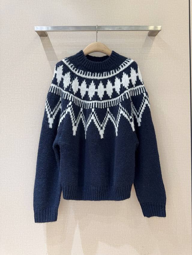 D家25秋冬新品 采用黑白提花工艺，圆领设计，针织纹理厚实，宽松版型。 厚实针织在凛冬时节筑起温暖壁垒，无论是搭配裤子还是半裙，都能轻松拿捏秋冬氛围感。兼具保暖