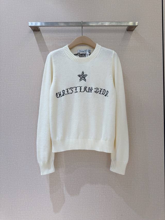 D家25秋冬新品 采用圆领设计，领口、袖口和下摆处有罗纹针织细节，增加了穿着的舒适度和服装的立体感。 厚实针织在凛冬时节筑起温暖壁垒，无论是搭配裤子还是半裙，都