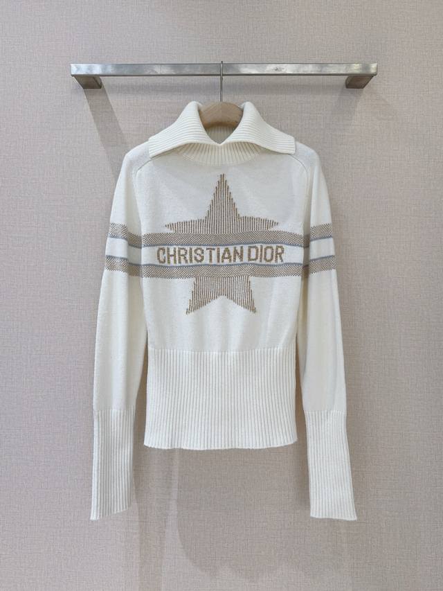 D家长袖毛衣新款推荐 高领针织衫，以高领翻领勾勒优雅肩颈线，罗纹针织的下摆与袖口，于贴合间定格身形的精致轮廓。凸显版型立体感。 整体风格兼具复古与奢华感，是秋冬