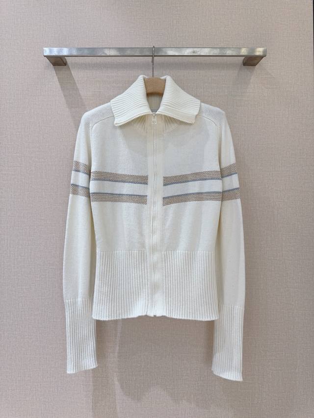 D家长袖毛衣新款推荐 采用高领翻领设计，拉链闭合；衣身有棕色和灰色的条纹装饰，下摆、袖口和领口处为罗纹针织，增加了服装的立体感与舒适度。 羊毛混纺材质，适合秋冬