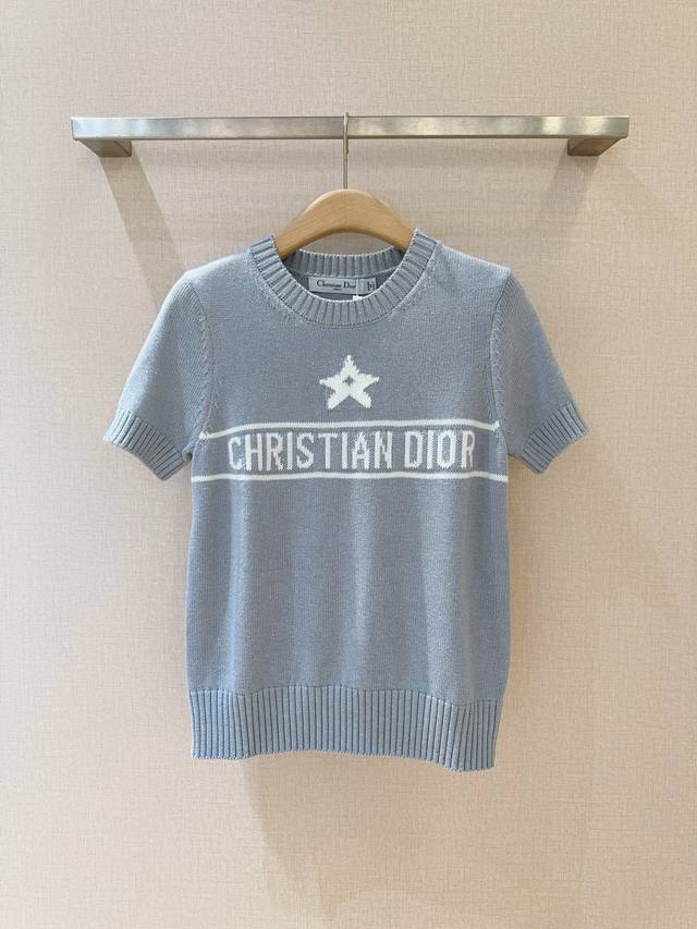 D家迪奥新品~~ 圆领薄针织套头衫，纯色洋气显白，弹力超大包容性很强，修身版型上身巨显瘦 标志性字母 Logo 五角星嵌花图案 金典螺纹边设计减龄甜美优雅时 尚