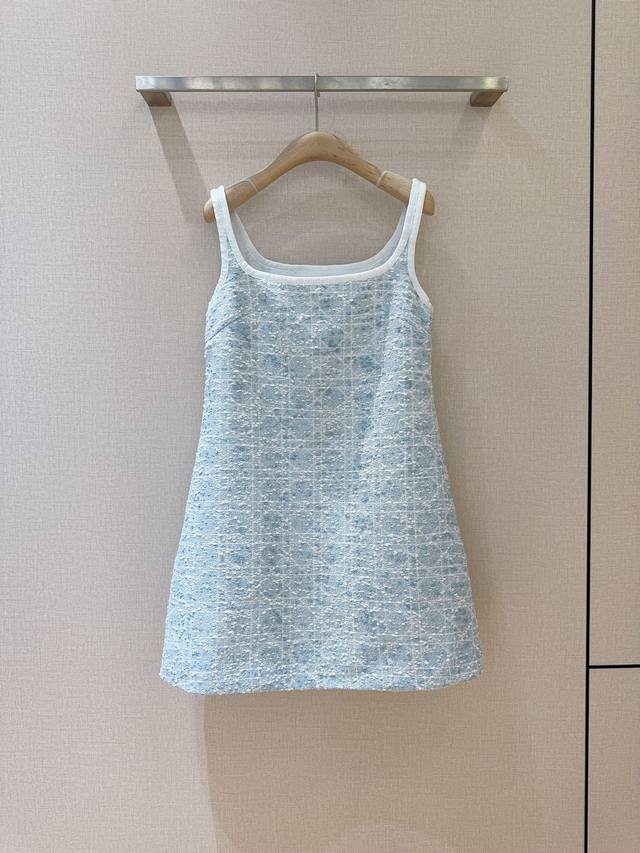 D家新品上架啦 复古经典格纹吊带连衣裙舒适混纺质感，搭配精致格纹，高腰A字版型，修饰身形又尽显俏皮，宛如宁静湖水，清冷又不失优雅，简约的吊带与方领设计，穿上它，