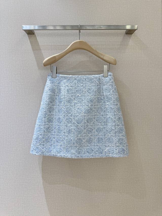 D家新品上架啦 复古经典格纹半身裙，舒适混纺质感，搭配精致格纹，为这条短裙赋予了别样魅力。高腰A字版型，修饰身形又尽显俏皮，穿上它，仿佛将甜美与温柔穿在身上，轻